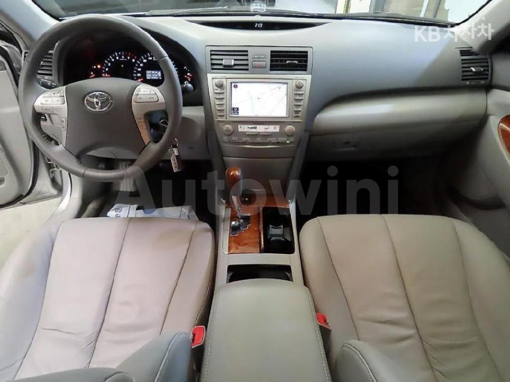 2011 TOYOTA CAMRY XLE - 8