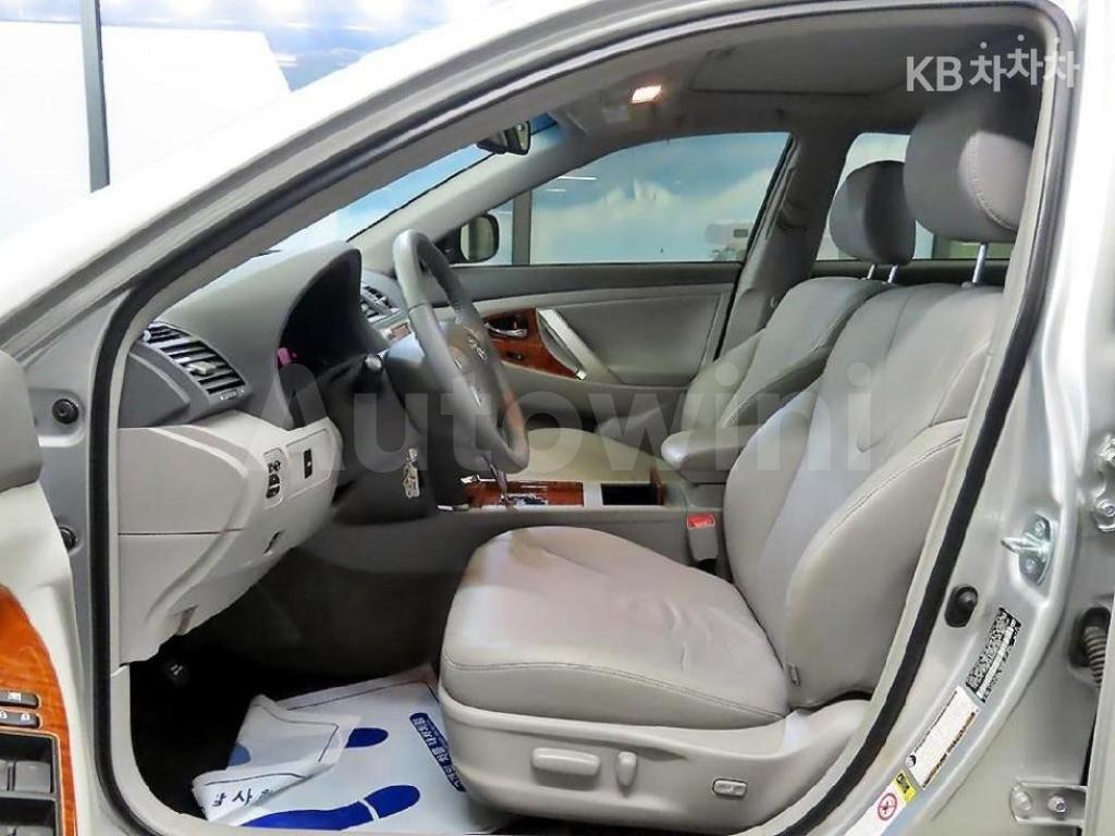 2011 TOYOTA CAMRY XLE - 9