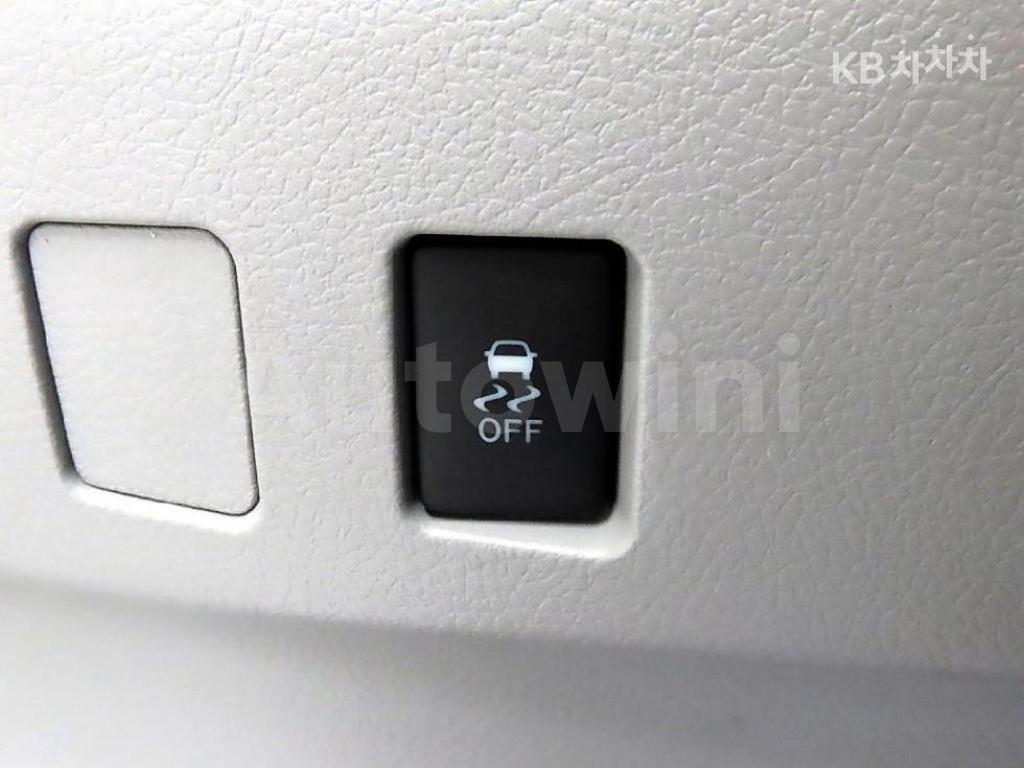 2011 TOYOTA CAMRY XLE - 14