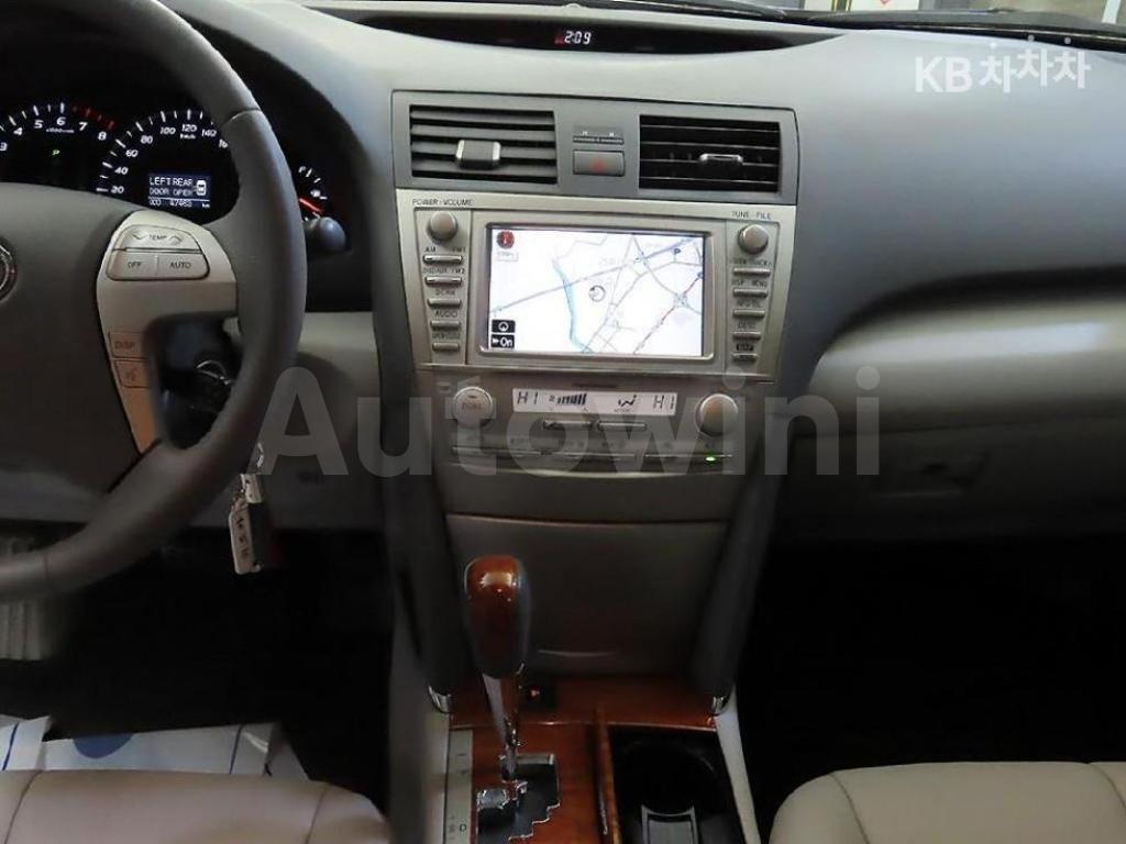 2011 TOYOTA CAMRY XLE - 17