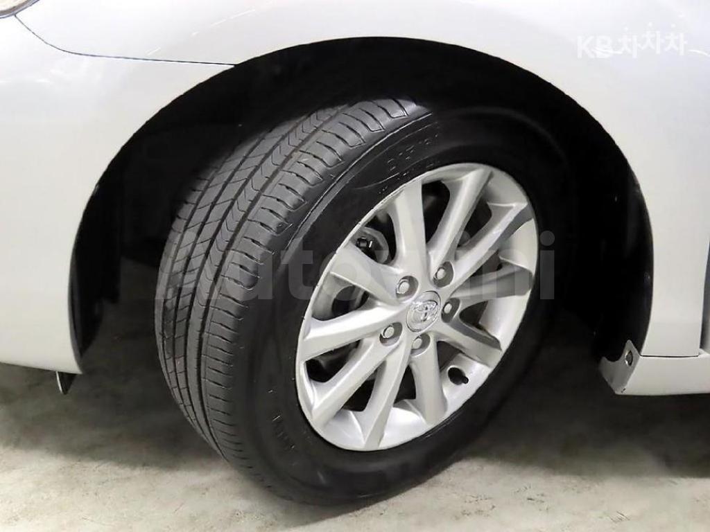 2011 TOYOTA CAMRY XLE - 20