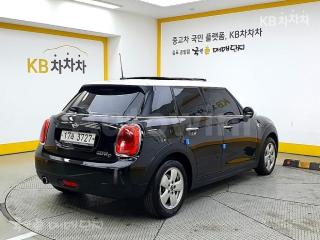 WMWXT3103H2F99238 2017 MINI COOPER D 1.5 미드-2