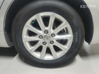 2011 TOYOTA CAMRY XLE - 13