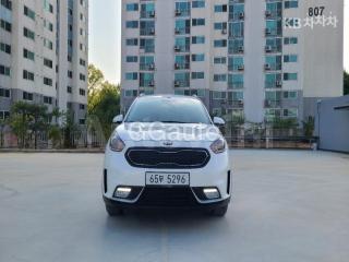KNACA81CGHA076670 2017 KIA NIRO 1.6 LUXURY-0