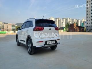 KNACA81CGHA076670 2017 KIA NIRO 1.6 LUXURY-2