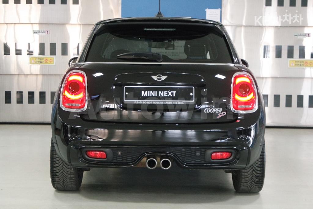 WMWXT7109J2C17002 2018 MINI COOPER 5DOORS SD 2.0-2
