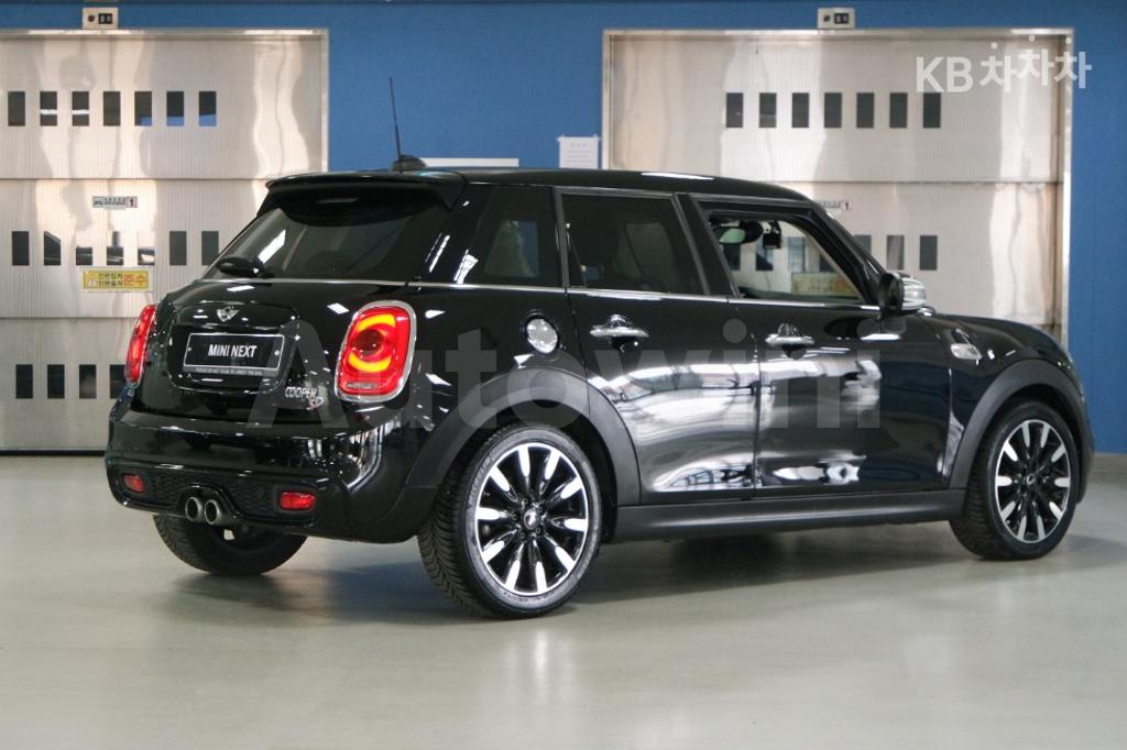 WMWXT7109J2C17002 2018 MINI COOPER 5DOORS SD 2.0-3