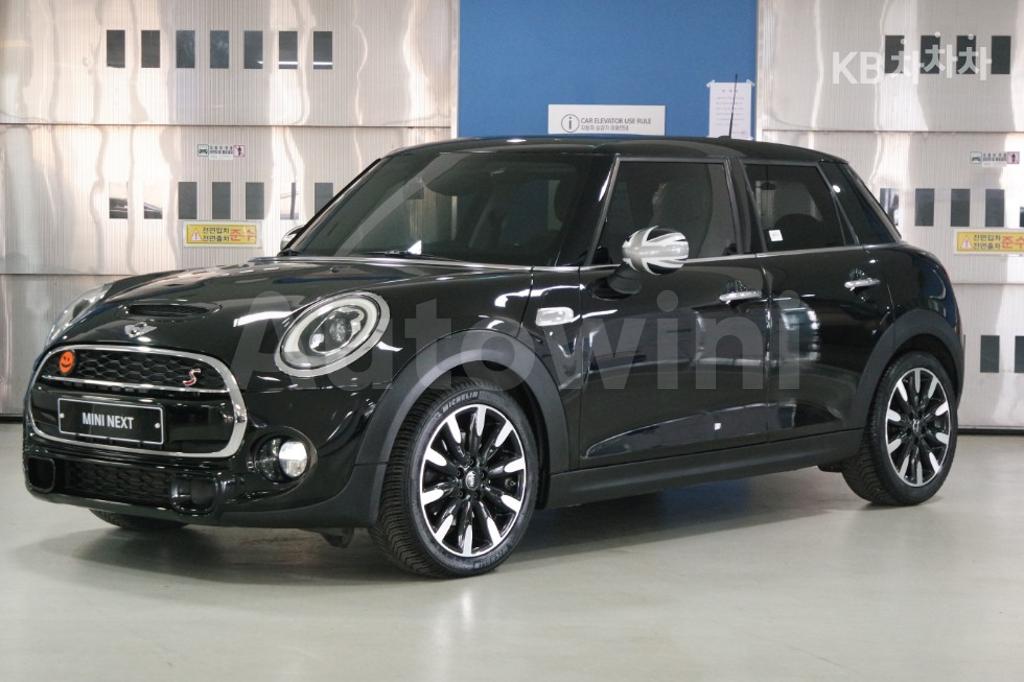 WMWXT7109J2C17002 2018 MINI COOPER 5DOORS SD 2.0-1