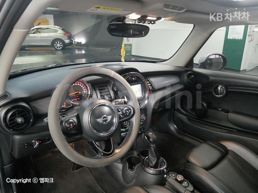 WMWXN3100J3C12994 2018 MINI COOPER 3DOORS D 1.5 미드트림-5