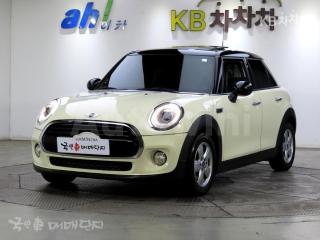 WMWXT3100H2E27619 2017 MINI COOPER 5DOORS D 1.5 미드트림-0