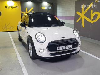 WMWXT3109H2E28722 2017 MINI COOPER 5DOORS D 1.5 HIGH트림-1