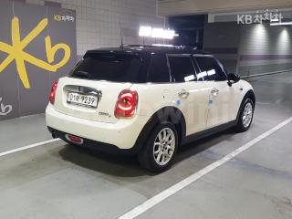 WMWXT3109H2E28722 2017 MINI COOPER 5DOORS D 1.5 HIGH트림-2