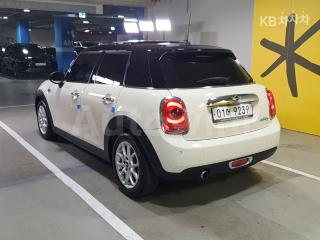 WMWXT3109H2E28722 2017 MINI COOPER 5DOORS D 1.5 HIGH트림-3