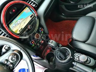 2017 MINI COOPER 5DOORS D 1.5 HIGH트림 - 11