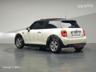 WMWXN3102F3A64774 2015 MINI COOPER 3DOORS D 1.5 미드트림-2