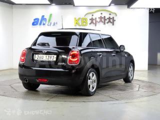 WMWXT3105J2G00718 2018 MINI COOPER 5DOORS D 1.5 미드트림-3