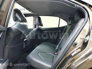 2019 TOYOTA CAMRY 2.5 HYBRID XLE - 9