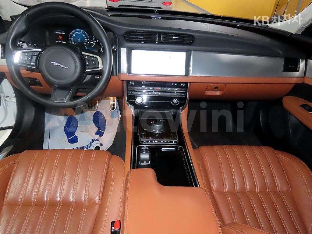 2019 JAGUAR XF 2.0D PORTFOLIO - 8