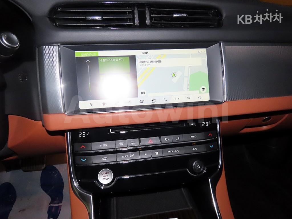 2019 JAGUAR XF 2.0D PORTFOLIO - 11