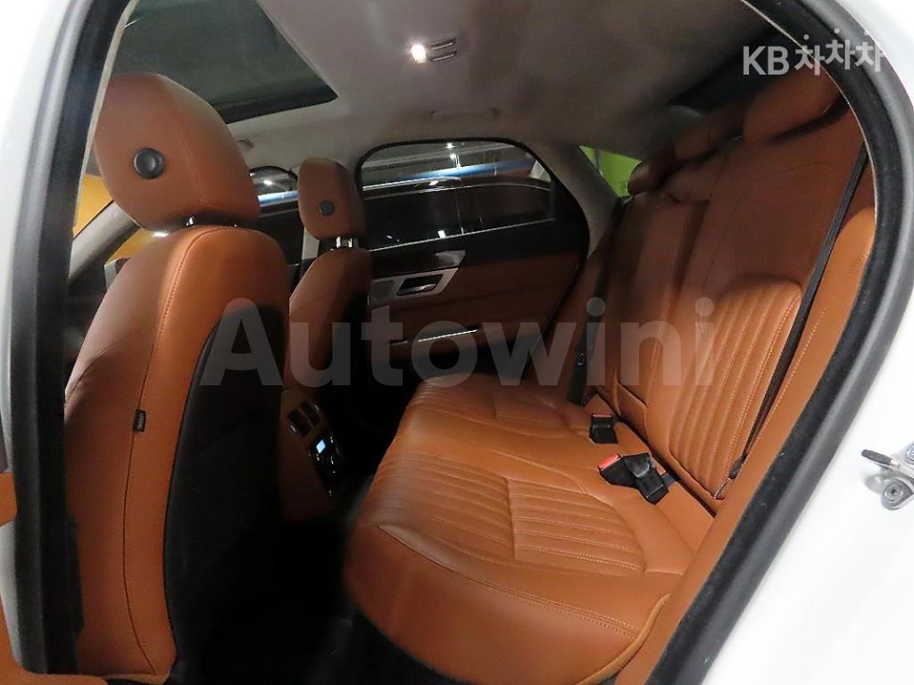 2019 JAGUAR XF 2.0D PORTFOLIO - 16