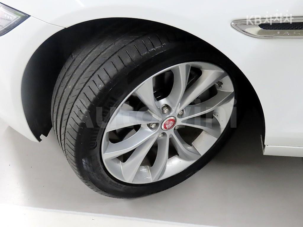 2019 JAGUAR XF 2.0D PORTFOLIO - 20