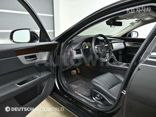 2019 JAGUAR XF 2.5T PORTFOLIO - 11