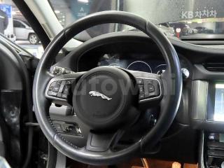 2017 JAGUAR XF 2.5T PRESTIGE - 8