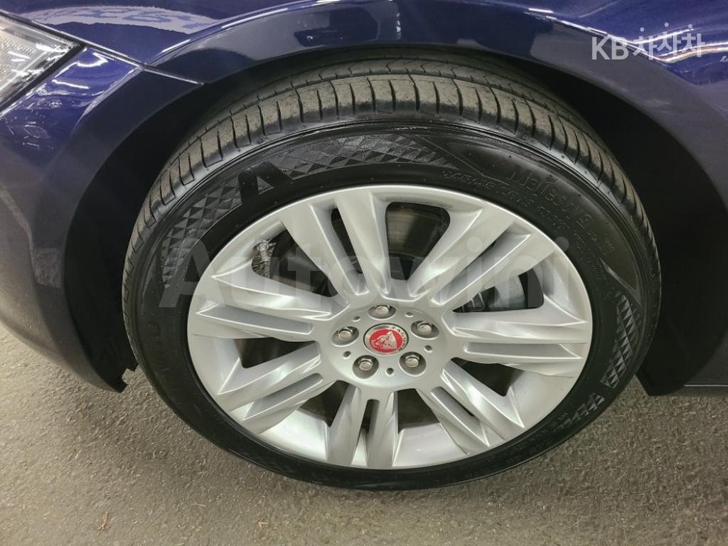 2017 JAGUAR XF 2.0D PORTFOLIO - 25