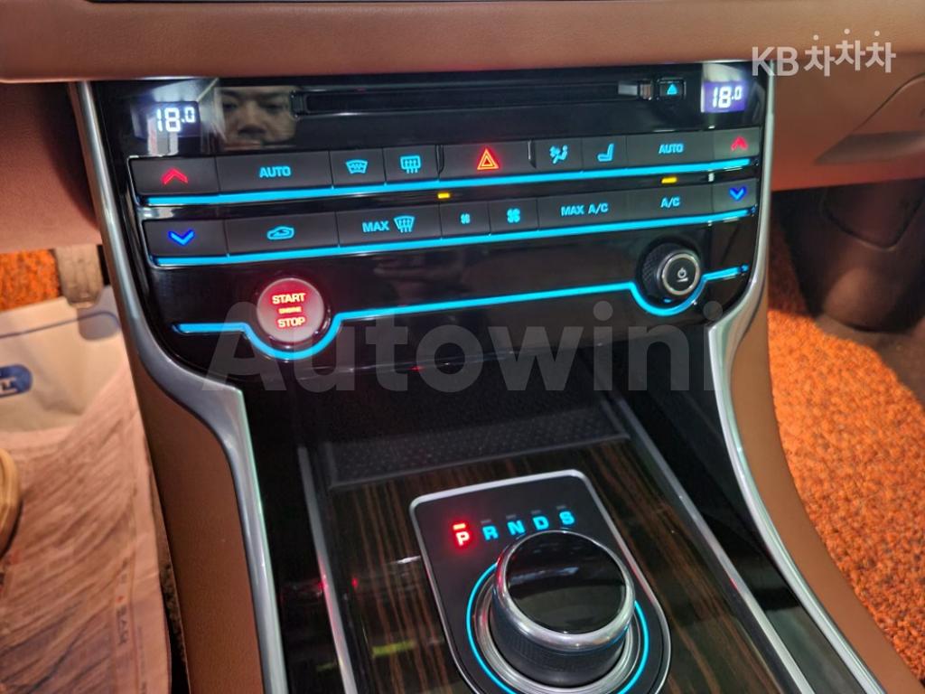 2017 JAGUAR XF 2.0D PORTFOLIO - 11