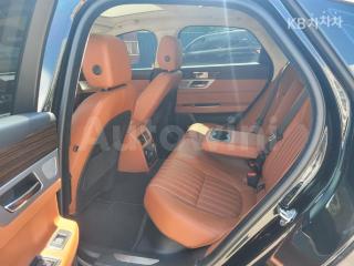 2019 JAGUAR XF 2.0D PORTFOLIO AWD - 8