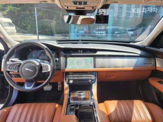 2019 JAGUAR XF 2.0D PORTFOLIO AWD - 9