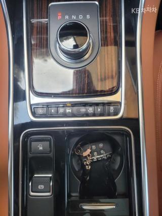 2019 JAGUAR XF 2.0D PORTFOLIO AWD - 11