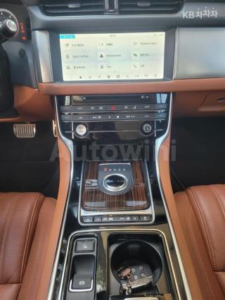2019 JAGUAR XF 2.0D PORTFOLIO AWD - 14