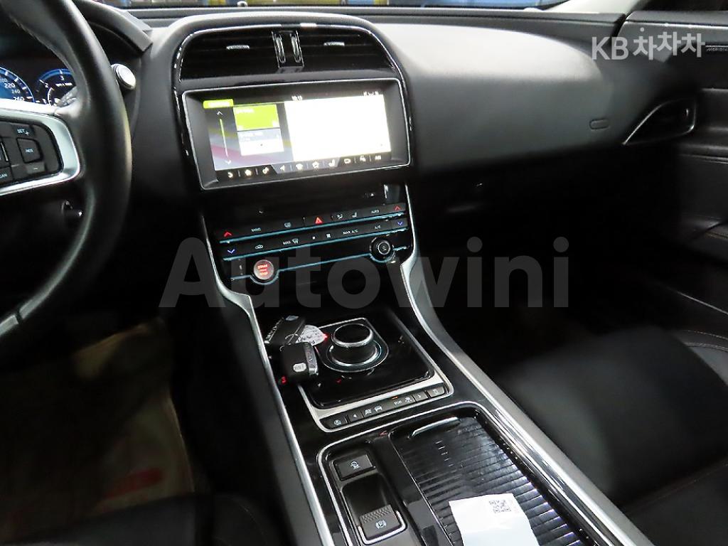 2018 JAGUAR XE 2.0 DIESEL 4WD PORTFOLIO - 12