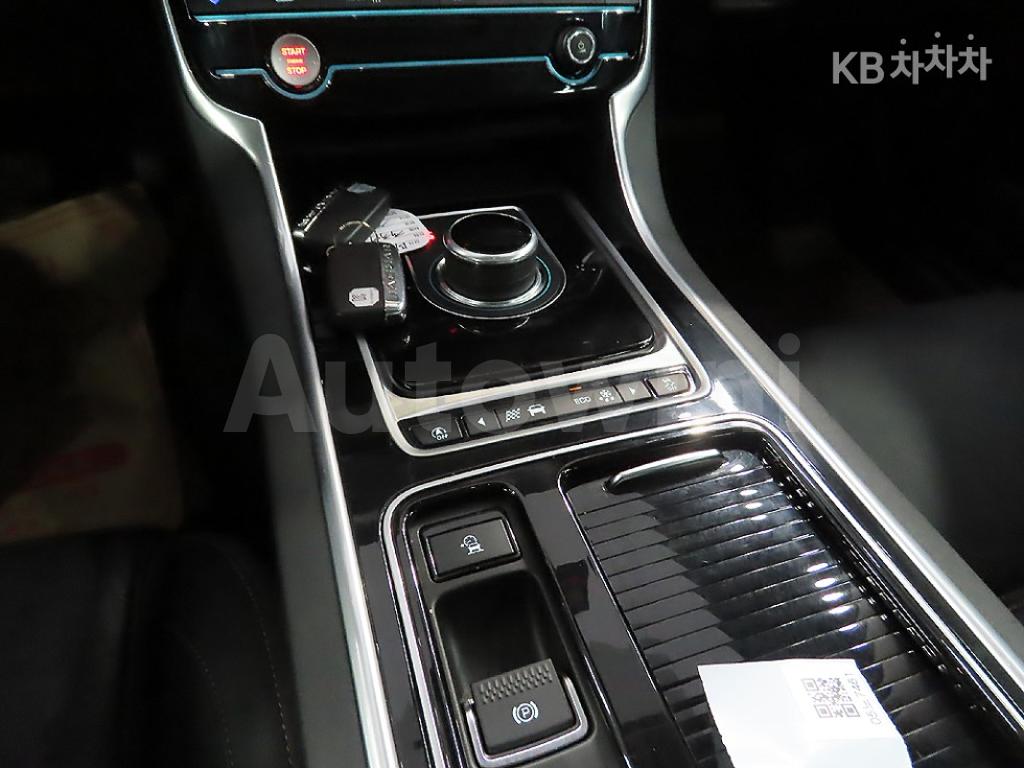 2018 JAGUAR XE 2.0 DIESEL 4WD PORTFOLIO - 14
