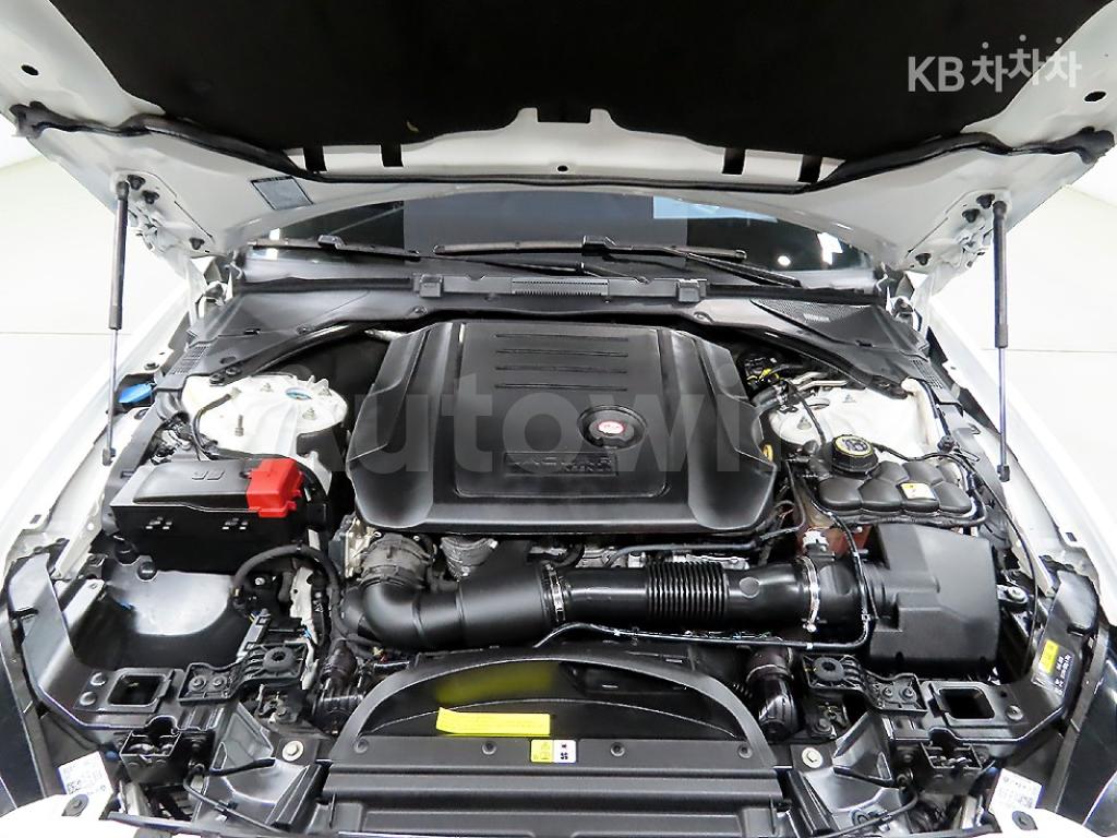 2018 JAGUAR XE 2.0 DIESEL 4WD PORTFOLIO - 19