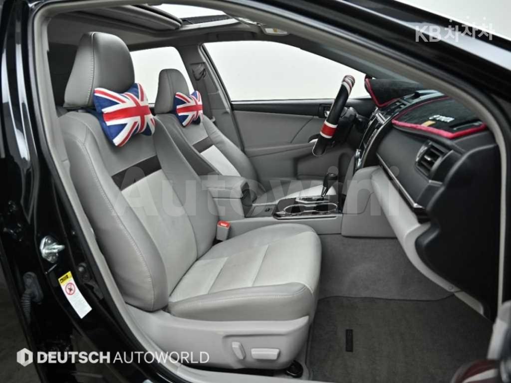 2012 TOYOTA CAMRY XLE - 10
