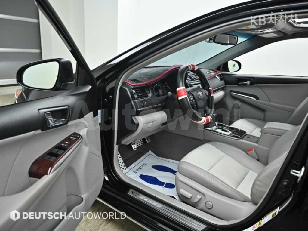 2012 TOYOTA CAMRY XLE - 11