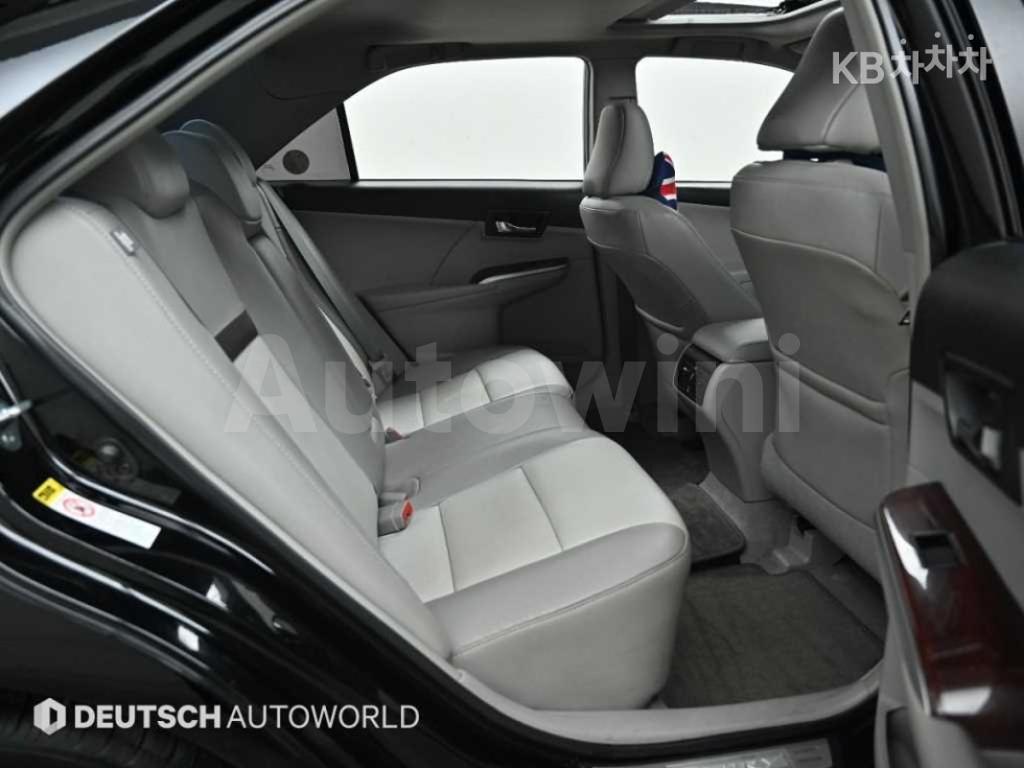 2012 TOYOTA CAMRY XLE - 12