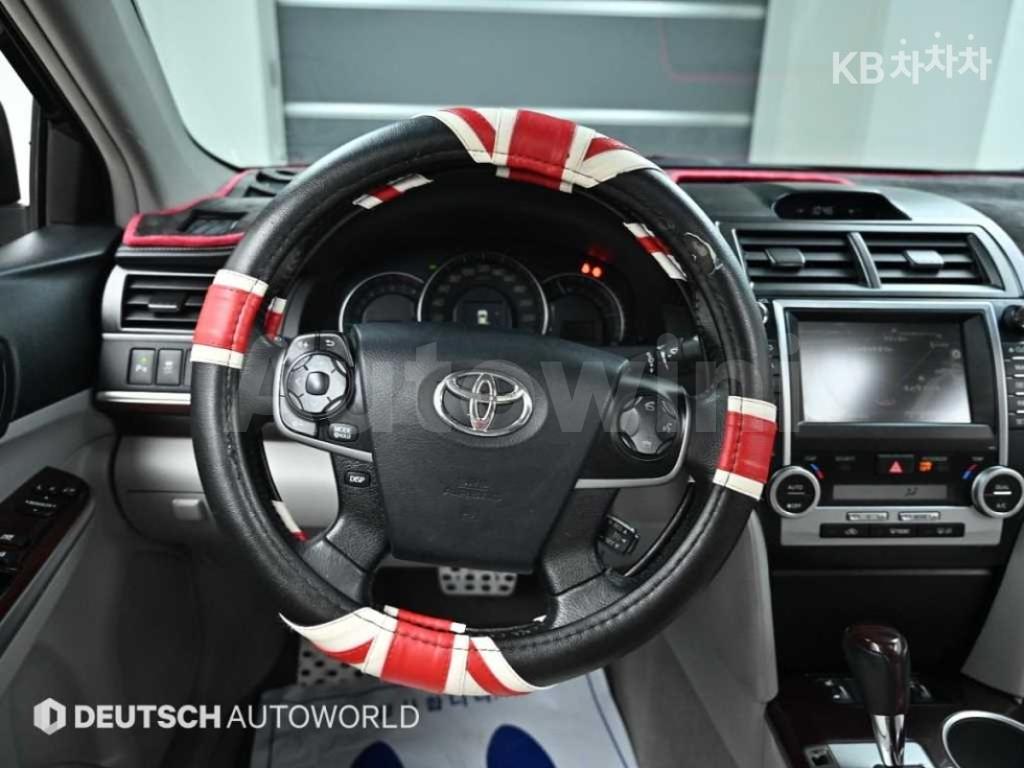 2012 TOYOTA CAMRY XLE - 13
