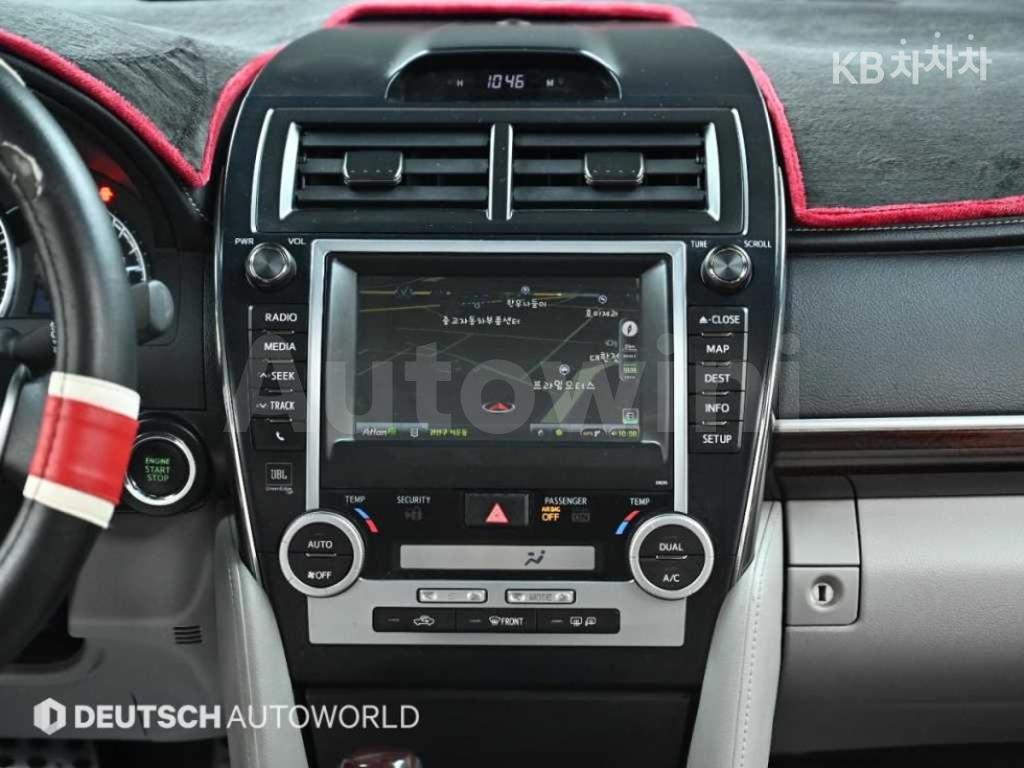 2012 TOYOTA CAMRY XLE - 14