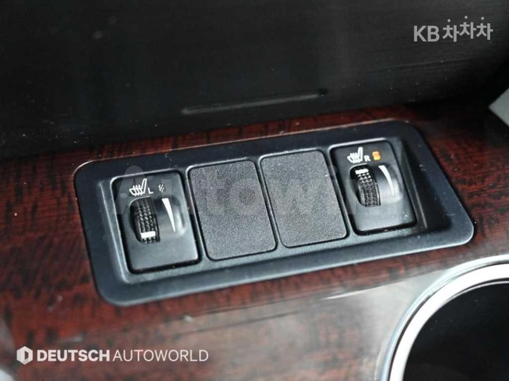 2012 TOYOTA CAMRY XLE - 16