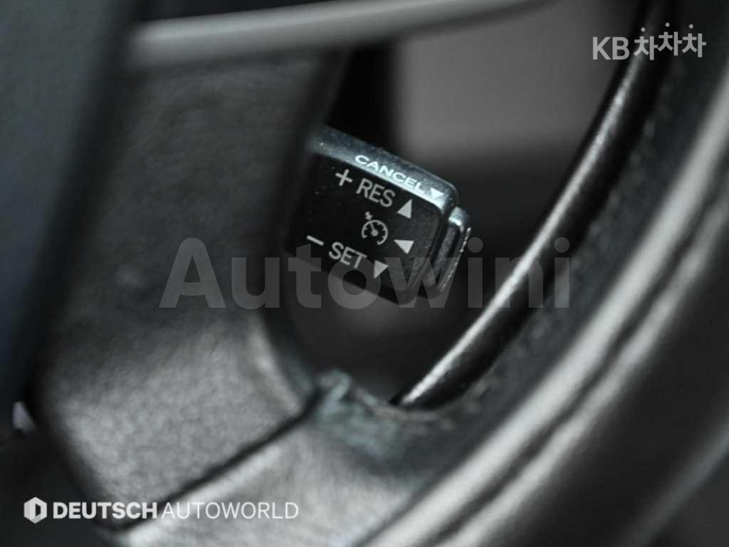 2012 TOYOTA CAMRY XLE - 18