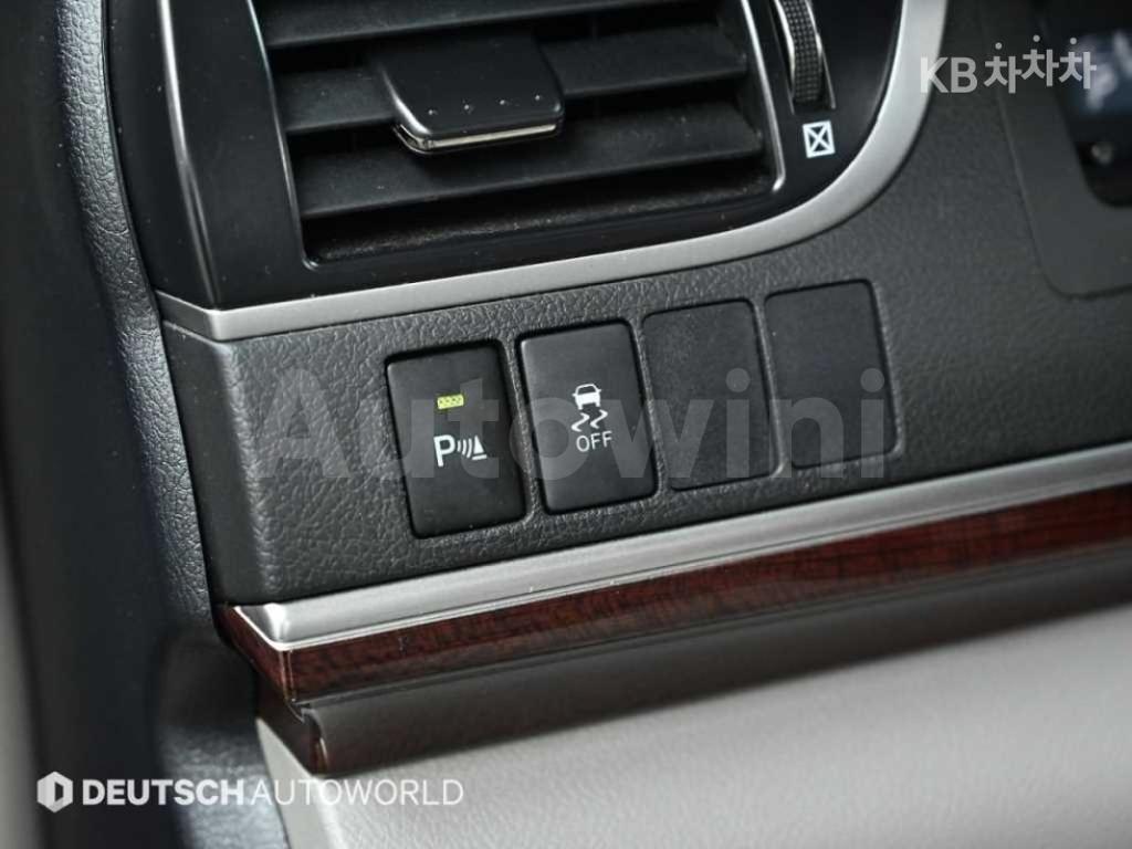 2012 TOYOTA CAMRY XLE - 19