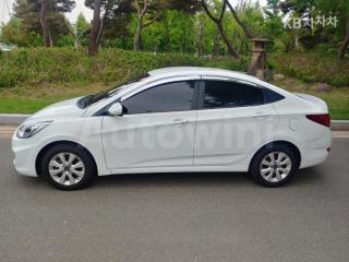 KMHCT41BEHU135699 2017 HYUNDAI ACCENT  1.4 VVT MORDERN-2