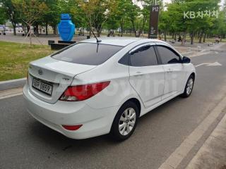 KMHCT41BEHU135699 2017 HYUNDAI ACCENT  1.4 VVT MORDERN-5