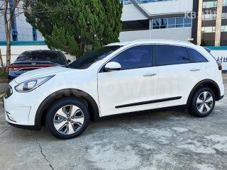 KNACA81CGHA022788 2017 KIA  NIRO 1.6 HEV LUXURY-1
