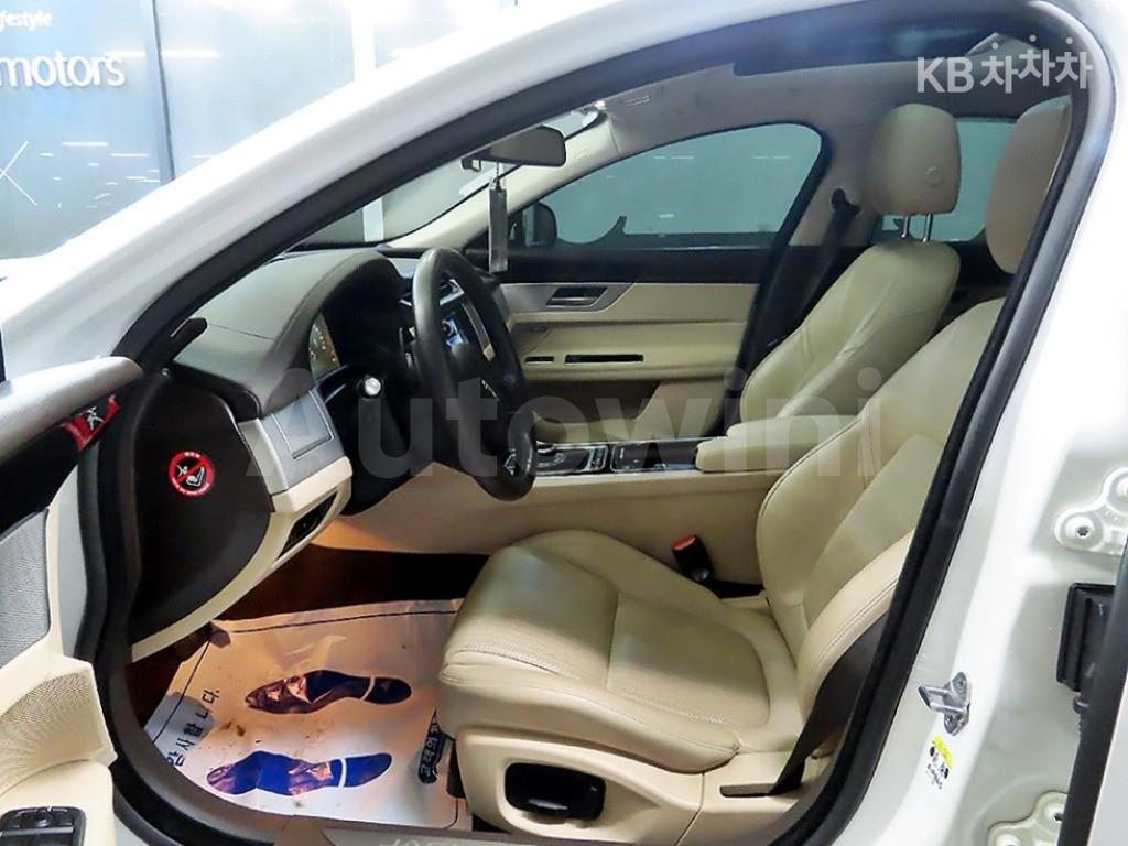 SAJBA4BN2HCY36099 2017 JAGUAR XF 2.0D PRESTIGE AWD-5