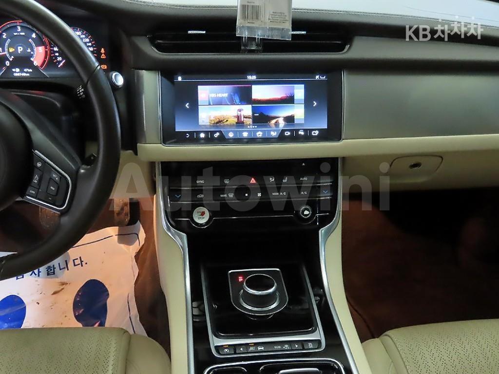 2017 JAGUAR XF 2.0D PRESTIGE AWD - 11