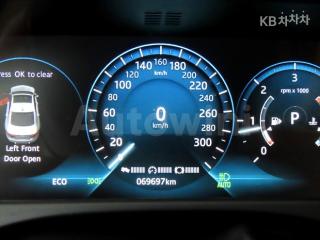 2017 JAGUAR XF 2.0D - 9